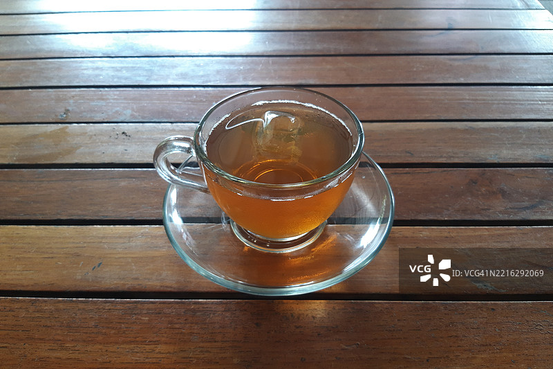 一杯茶放在木桌上图片素材