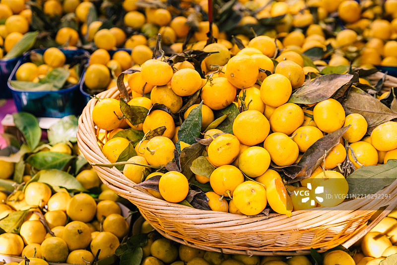 米兰，意大利农贸市场出售的新鲜橘子篮子图片素材