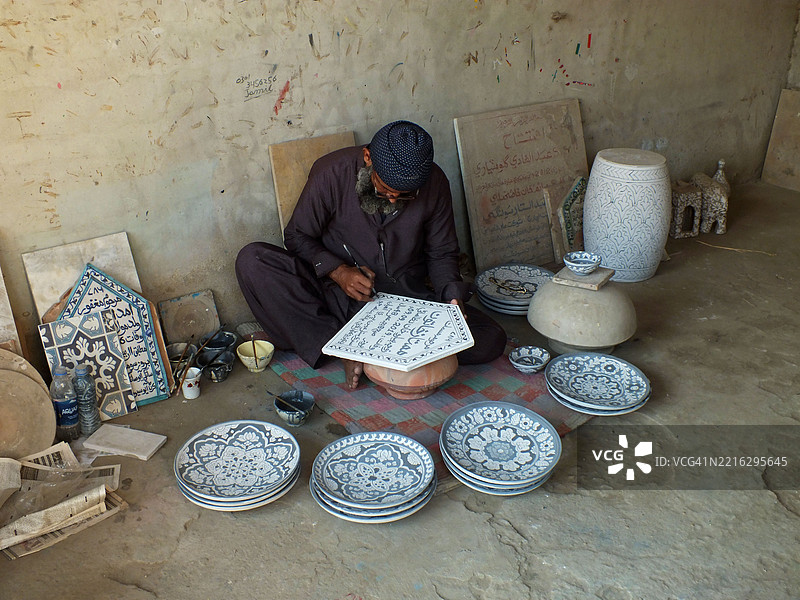 工作场所中的陶土陶器和陶瓷制作过程图片素材