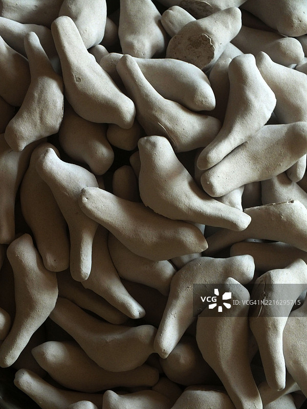 工作场所中的陶土陶器和陶瓷制作过程图片素材