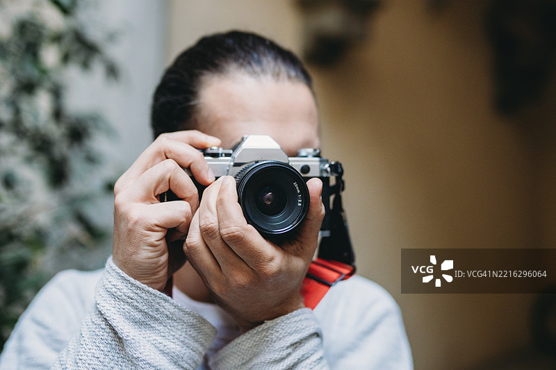 摄影师使用复古相机拍照图片素材