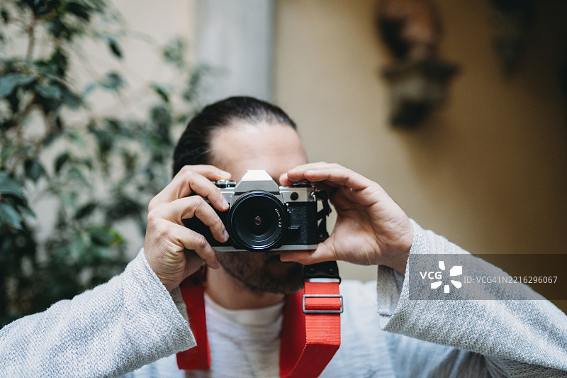 摄影师使用复古相机拍照图片素材