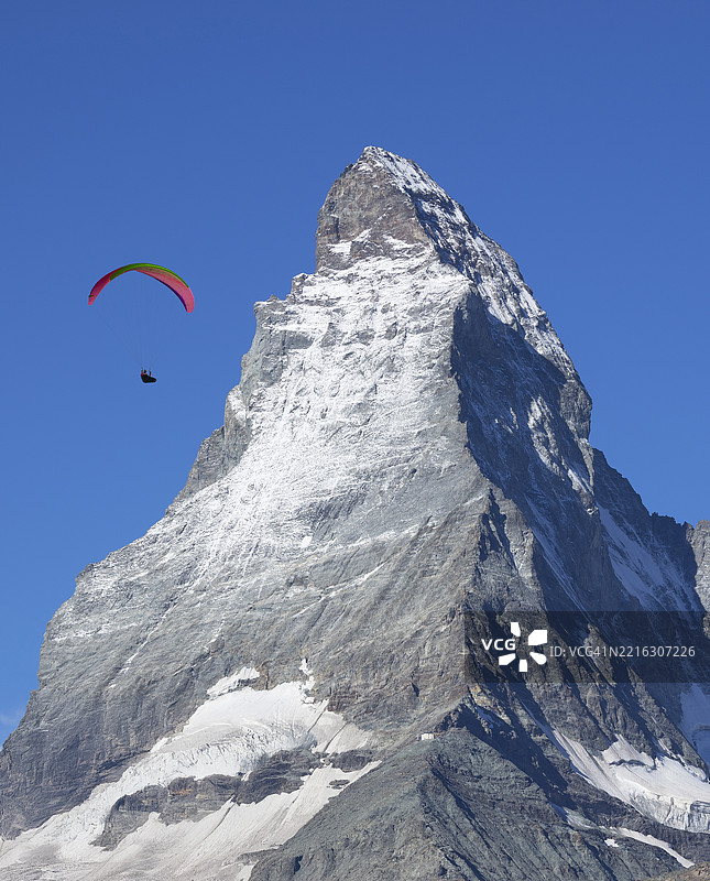 滑翔伞在马特洪峰周围飞行。图片素材