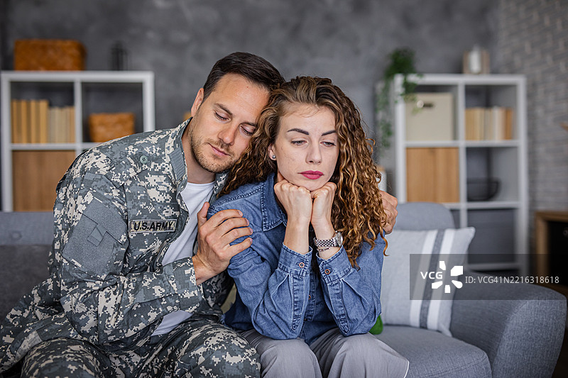 身穿军装的士兵在赴军服务前与妻子告别图片素材
