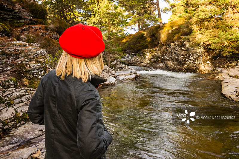 穿着红色头巾的女人，布雷马尔，阿伯丁郡，苏格兰图片素材
