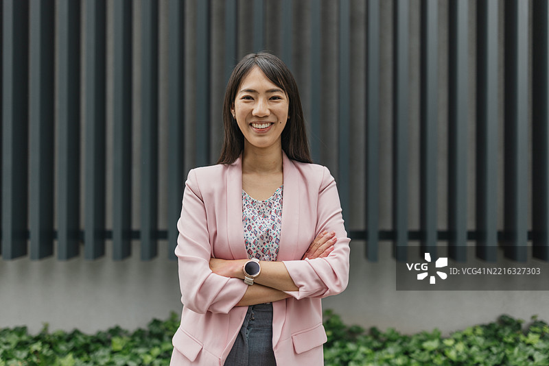 自信的女性在现代背景下自豪地摆姿势图片素材