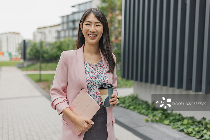 自信的女商人在现代环境中喝咖啡图片素材