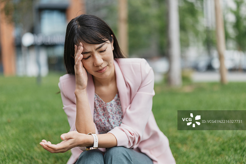 女性在户外坐着感到压力图片素材