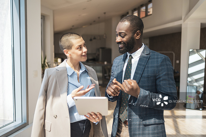 商业专业人士在明亮现代的办公室中进行合作讨论图片素材