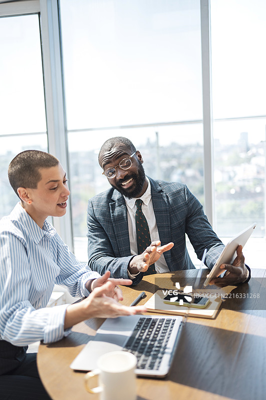 专业同事在明亮的现代办公室讨论工作图片素材