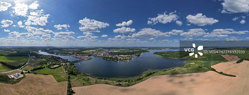 马尔乔镇及弗莱泽湖的180度航拍全景图片素材