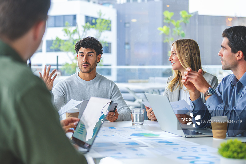 商务会议讨论财务数据、图表和商业投资增长图的分析，以规划新商业项目。图片素材
