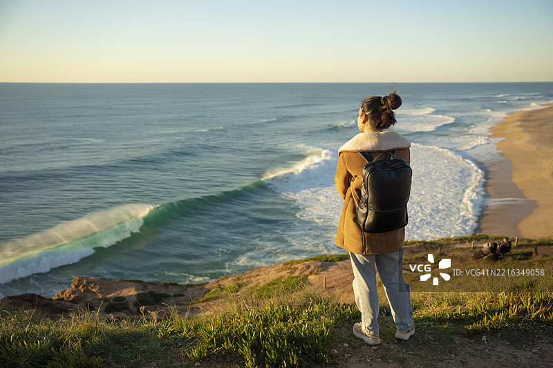 在纳扎雷海滩上的背包客图片素材