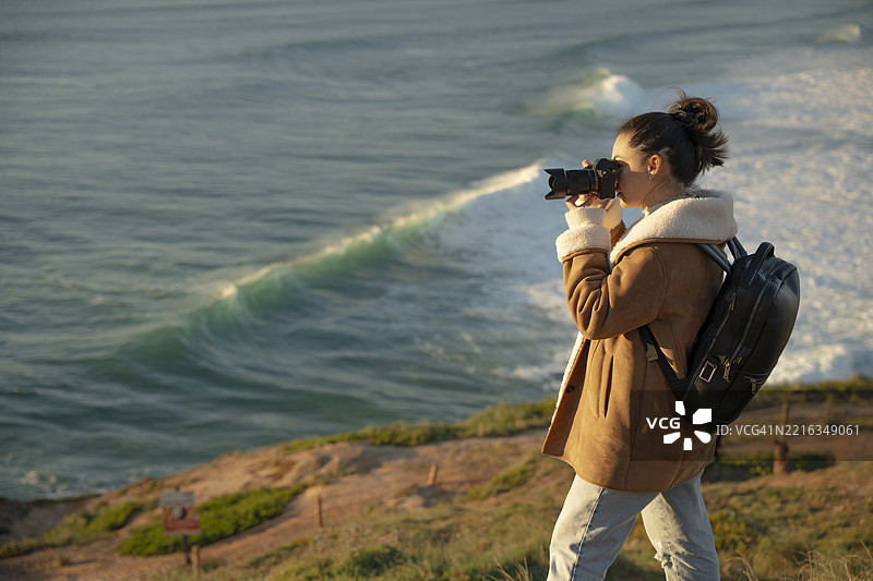 摄影师在纳扎雷拍摄海浪图片素材
