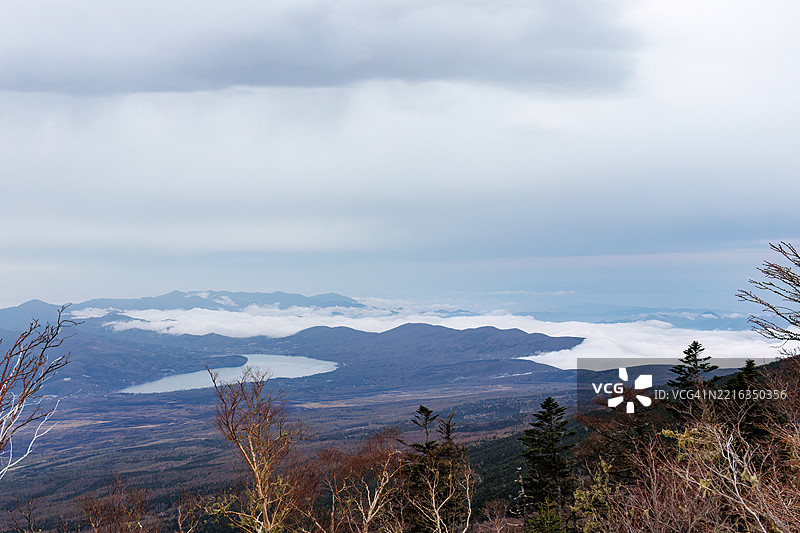 从富士山五合目（2305米）看到的云海和山中湖。图片素材