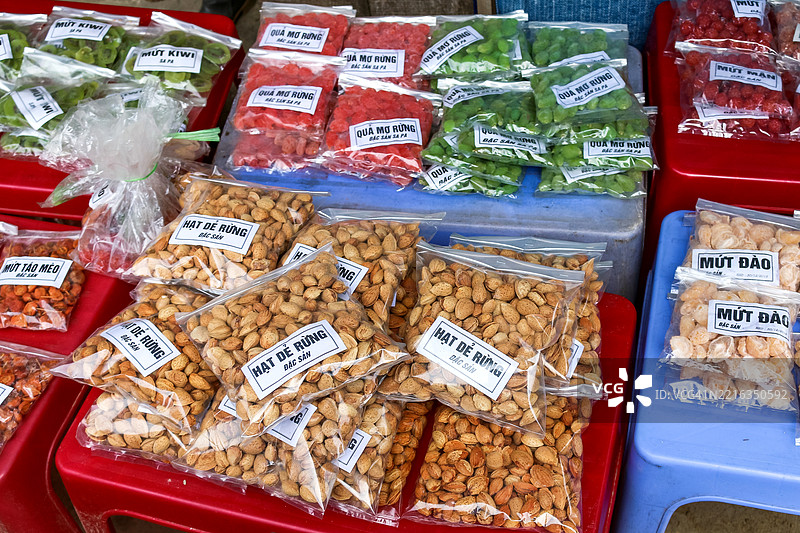 少数民族市场出售的蜜饯山果图片素材