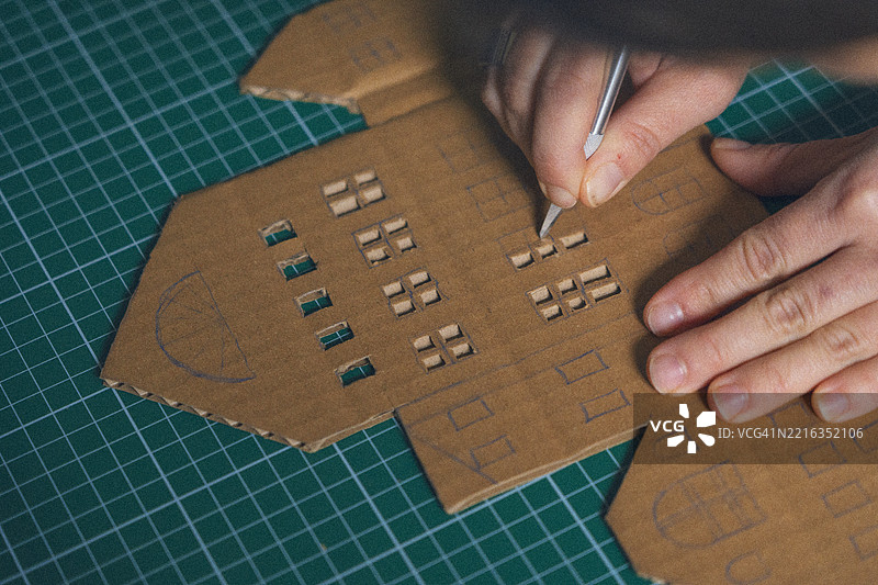 艺术家愉快地进行木工项目。艺术与手工艺。图片素材