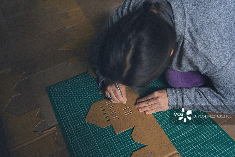 艺术家愉快地进行木工项目。艺术与手工艺。图片素材
