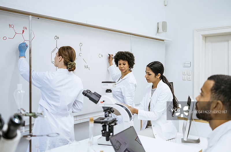 多元化的STEM学生在现代大学实验室中合作图片素材