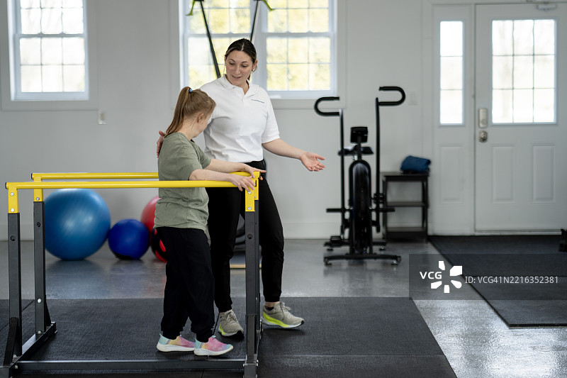 康复中心环境中的物理治疗与患者会话图片素材