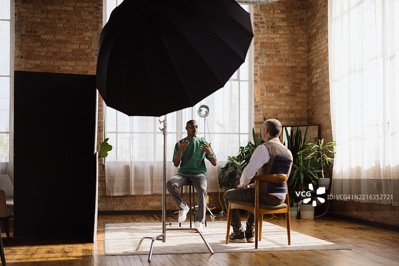 面试官在灯光下倾听面试者的发言图片素材