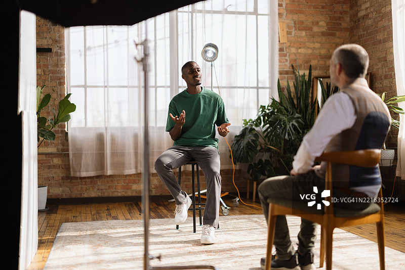 年轻男子在阁楼环境中接受采访图片素材