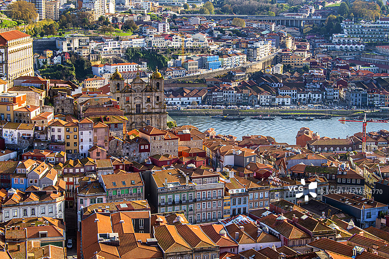 葡萄牙波尔图。从克莱里戈斯塔俯瞰城市和杜罗河的全景。图片素材