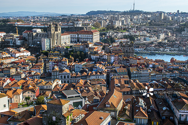 葡萄牙波尔图。 从克莱里戈斯塔楼俯瞰城市、教堂和杜罗河的全景。图片素材