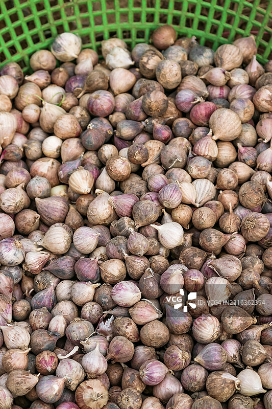少量大蒜或单瓣大蒜在少数民族市场出售图片素材