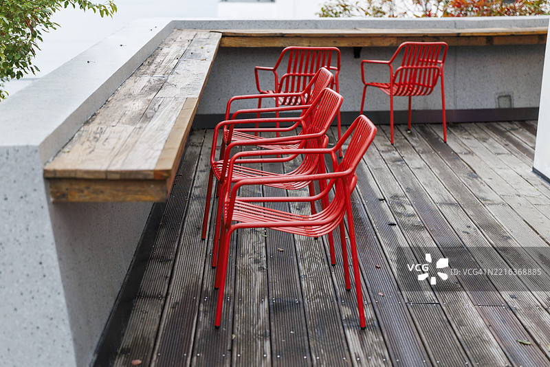 休息区的红色凳子图片素材