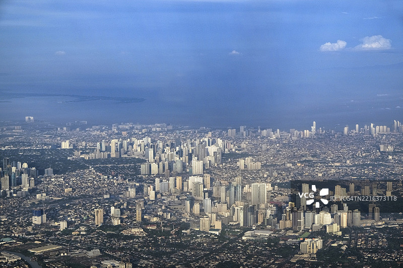 马卡蒂市中央商务区和塔吉格市的天际线鸟瞰图图片素材