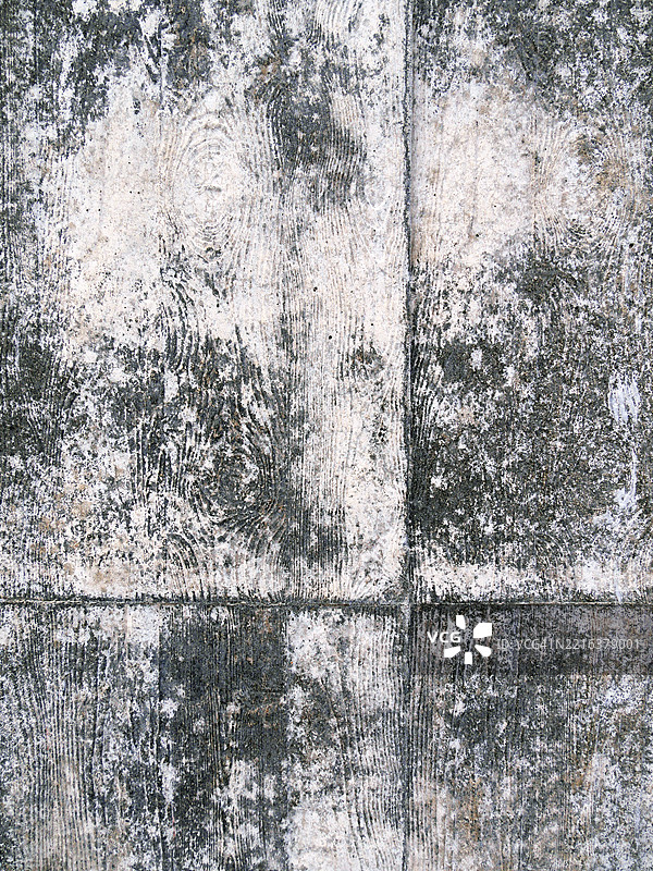 混凝土墙上的木纹和白漆。粗糙的纹理。自然色彩和光泽。阳光。木纹是建造此墙时使用的木板模板造成的。法国巴黎。图片素材