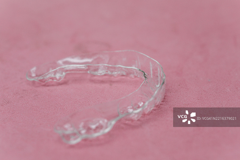 隐形牙套和矫正器用于在美容牙科中矫正和排列牙齿。图片素材