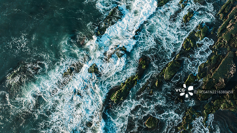 海洋波浪冲击海岸岩石和珊瑚礁的鸟瞰图图片素材