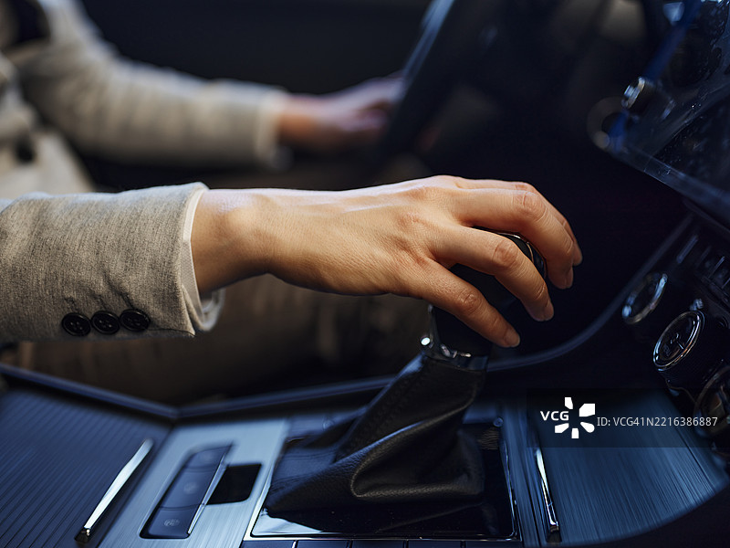 女人的手放在换挡杆上！图片素材