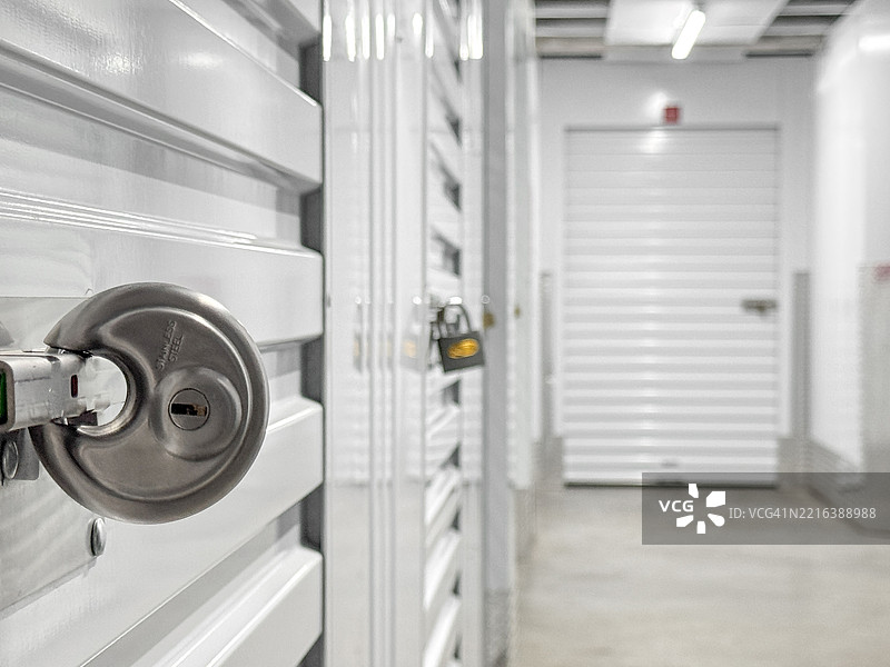 自助储物单元门上的锁图片素材