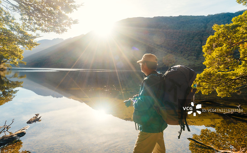 独自背包客探索自然，捕捉风景如画的景色。图片素材