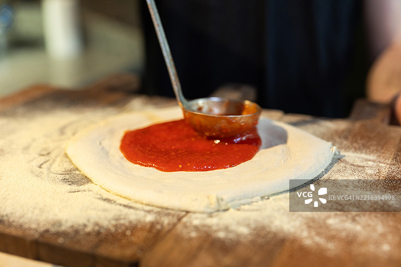 厨师在餐厅准备比萨饼图片素材