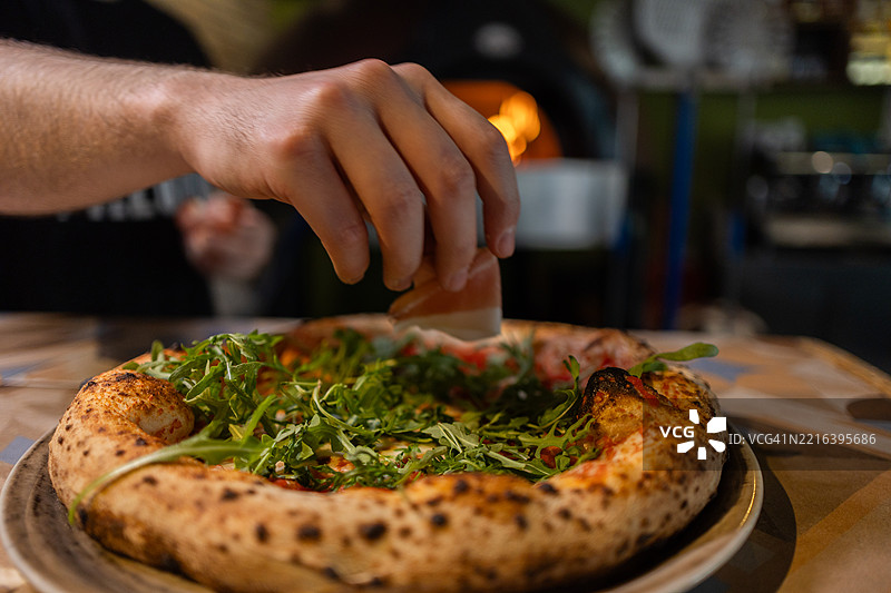 厨师在餐厅准备披萨图片素材