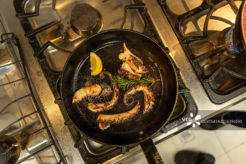 锅上煎章鱼图片素材
