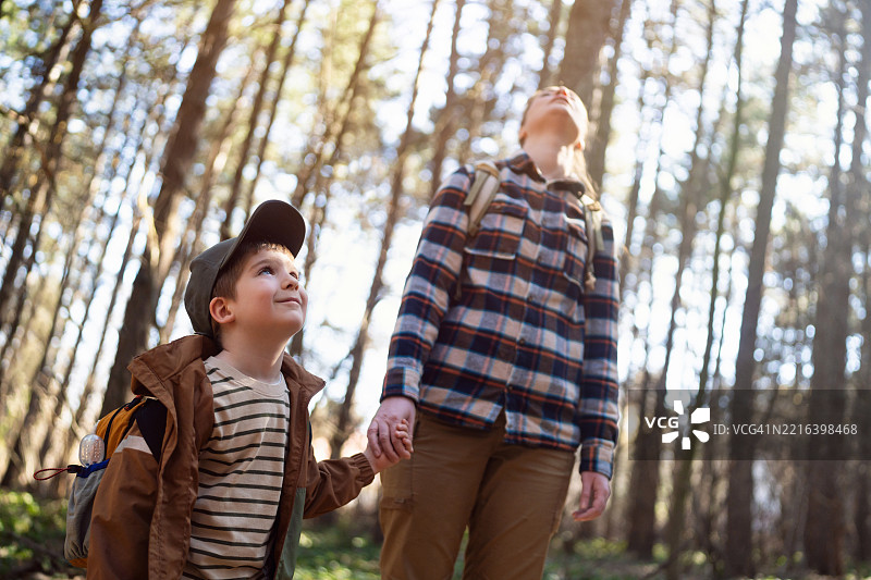 母亲和她的儿子一起徒步旅行，享受大自然的宁静之美。图片素材