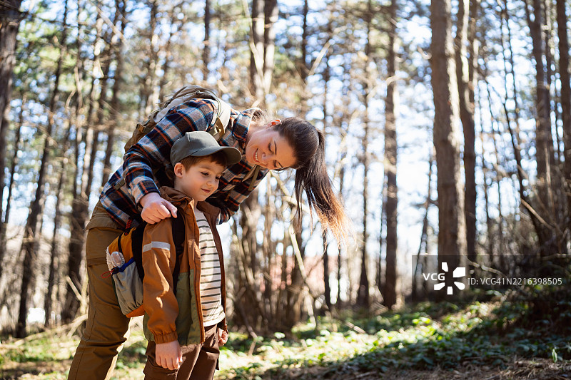 妈妈和她的儿子一起徒步旅行图片素材