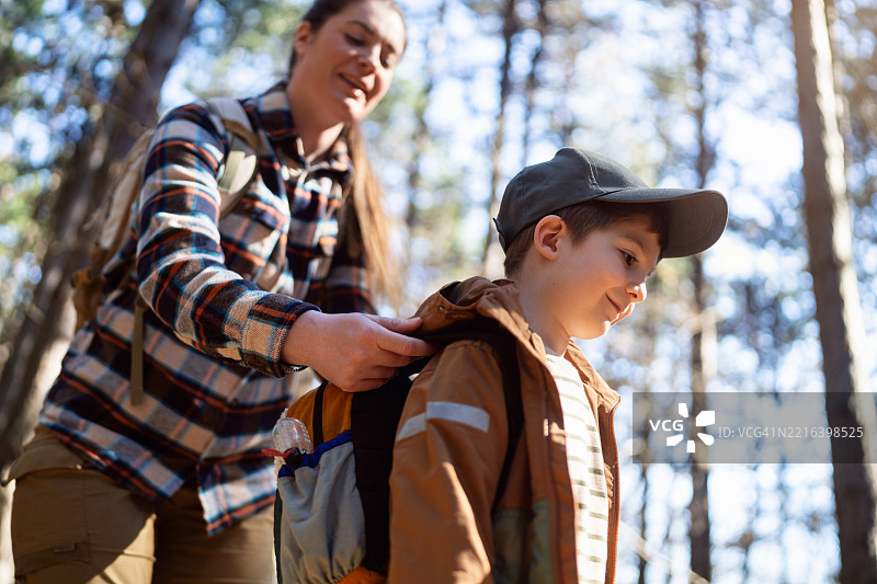 妈妈和她的儿子一起徒步旅行图片素材