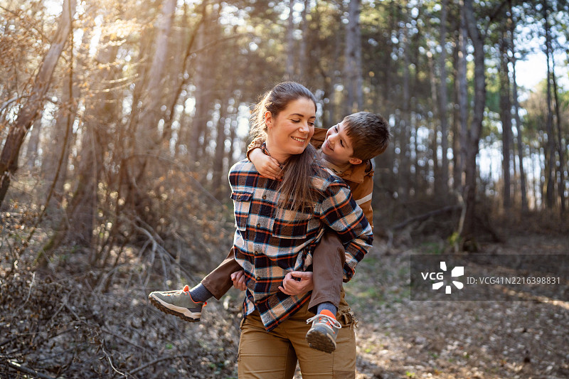 妈妈和她的儿子一起徒步旅行图片素材