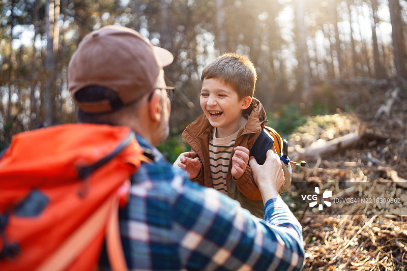 父亲和他的儿子一起徒步旅行图片素材