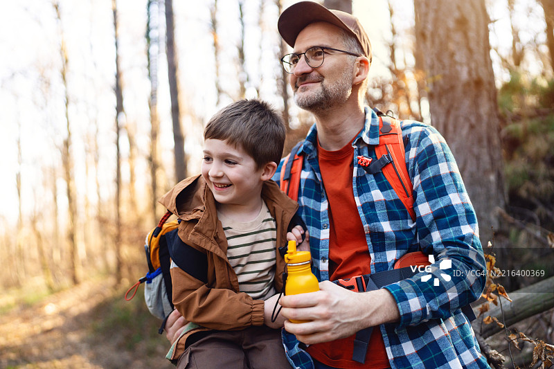 父亲和儿子在徒步旅行中休息。图片素材