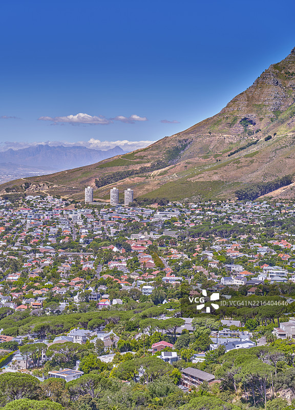 南非西开普省的风景，俯瞰着生机勃勃的住宅区，绿意盎然，背景是巍峨的山脉。图片素材
