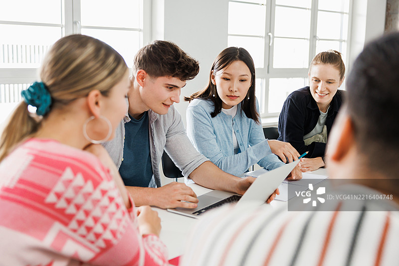 多元化学生群体在教室中讨论数字设计概念图片素材