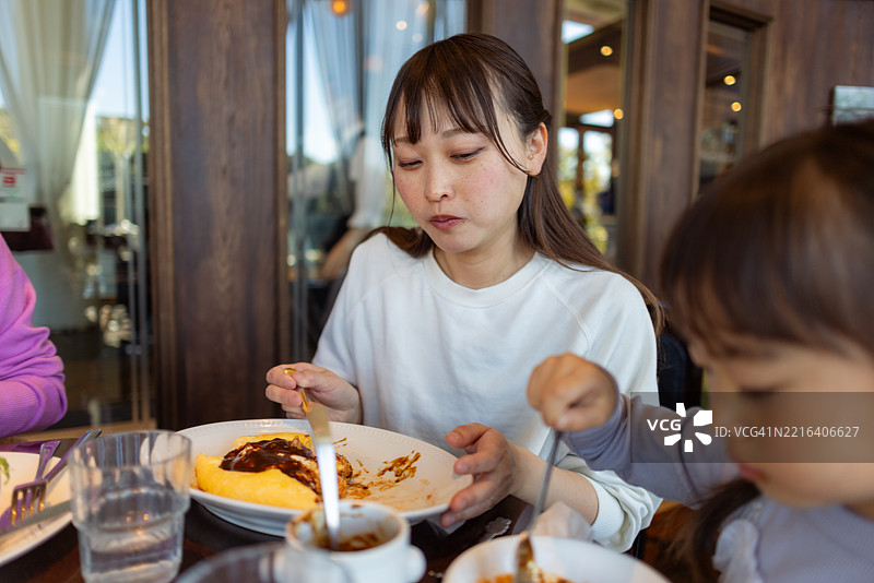 三代同堂的家庭在餐厅用午餐图片素材