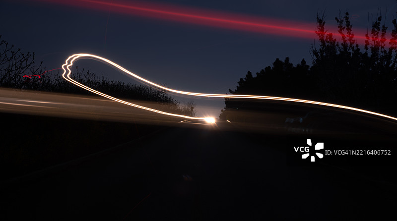 夜间旅行的公路图片素材